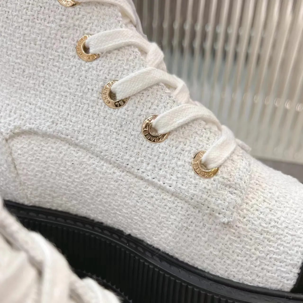 👟👟Ex-factory price 560👟👟 𝗖𝗛𝗔𝗡𝗘𝗟𝟐𝟑B Chanel𝐅𝐖A must-have for autumn and winter, diamond motorcycle boots, Martin boots, Xiaoxiangjia's super classic motorcycle boots, sweet and cool shape, can easily increase the height of the upper foot and lengthen the leg shape. Matching letters 𝐥𝐨𝐠𝐨 are fashionable and fashionable. A one-to-one replica of the original. 👟Fabric: Original custom fabric ▪️Heel height: 𝟒𝐜𝐦 ▪️Inner: Sheepskin ▫️𝐒𝐢𝐳𝐞:𝟑𝟓-𝟒𝟏𝐌(𝟒𝟎, 𝟒𝟏 customization is not returnable) ▪️Sole: original 1:1 mold 𝐓𝐏𝐔 outsole (not a cheap rubber sole on the market) ▫️Color: black blue White (three colors included) ▪️Combined with original full set of packaging📦